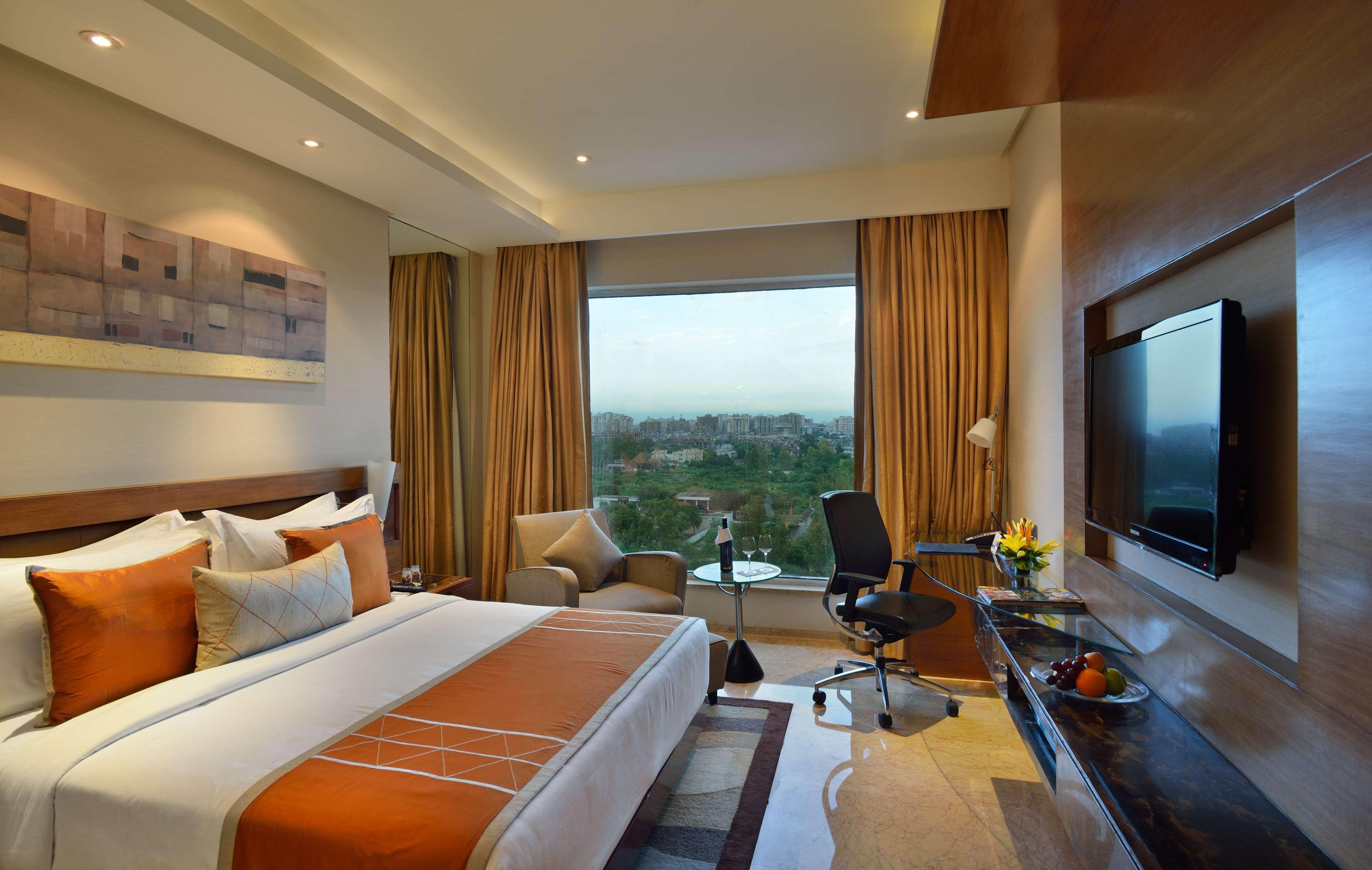 Radisson Blu Kaushambi Delhi Ncr Hotel Газиабад Екстериор снимка