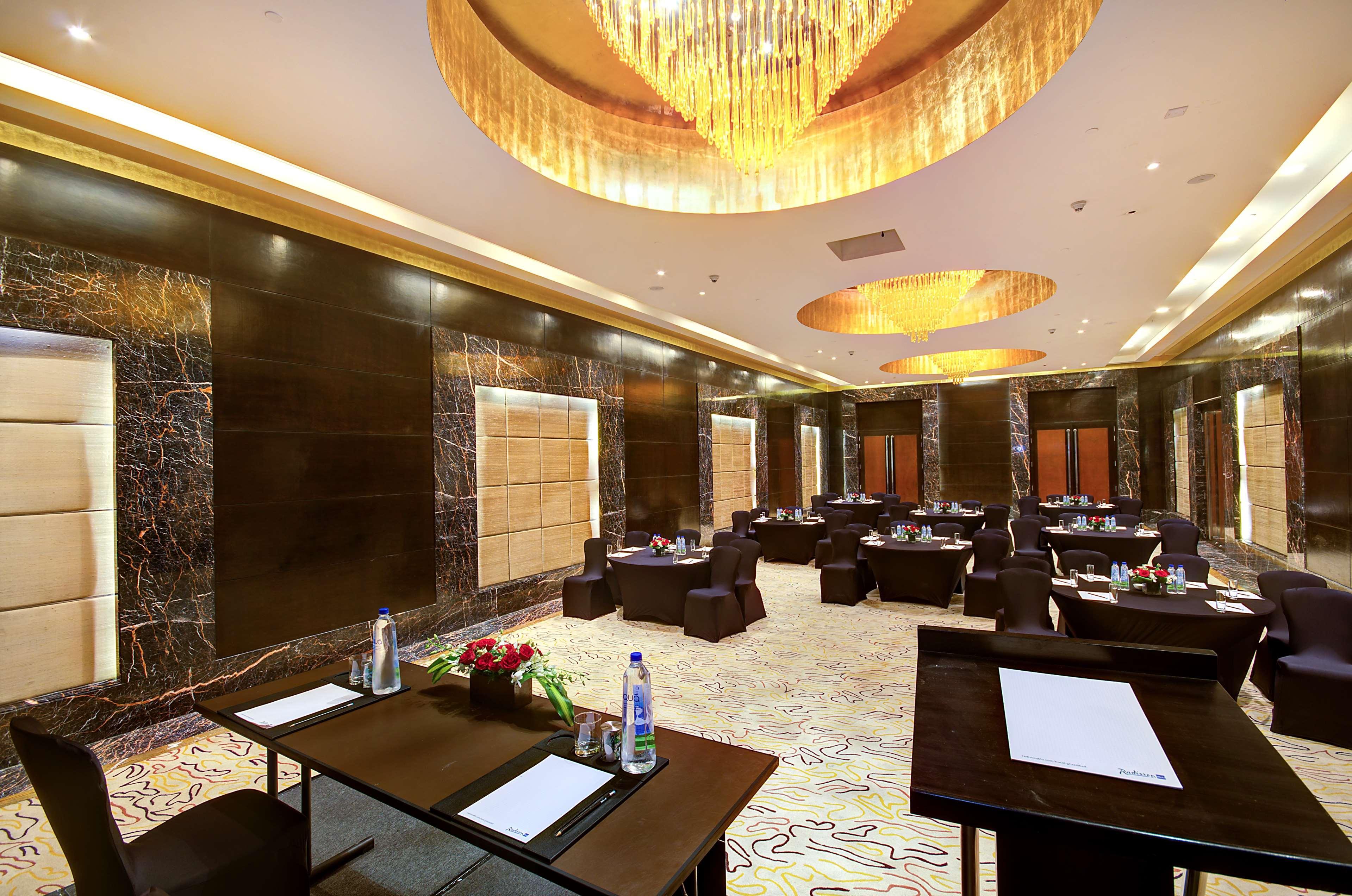 Radisson Blu Kaushambi Delhi Ncr Hotel Газиабад Екстериор снимка