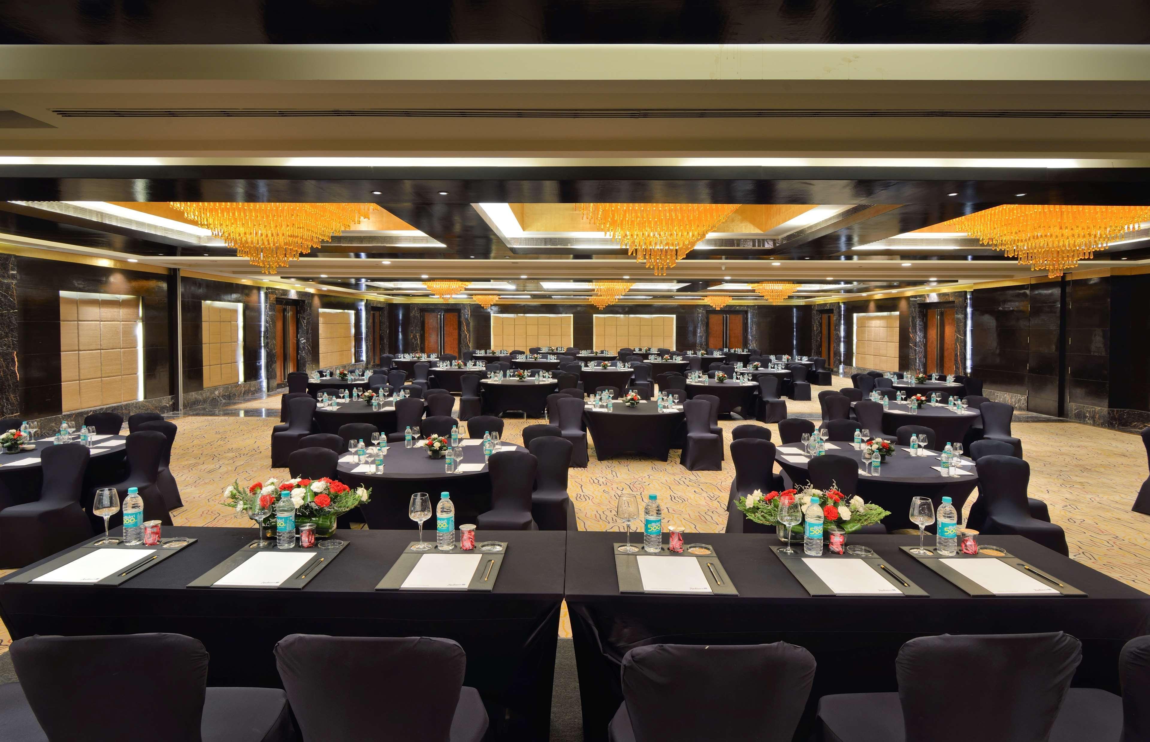 Radisson Blu Kaushambi Delhi Ncr Hotel Газиабад Екстериор снимка