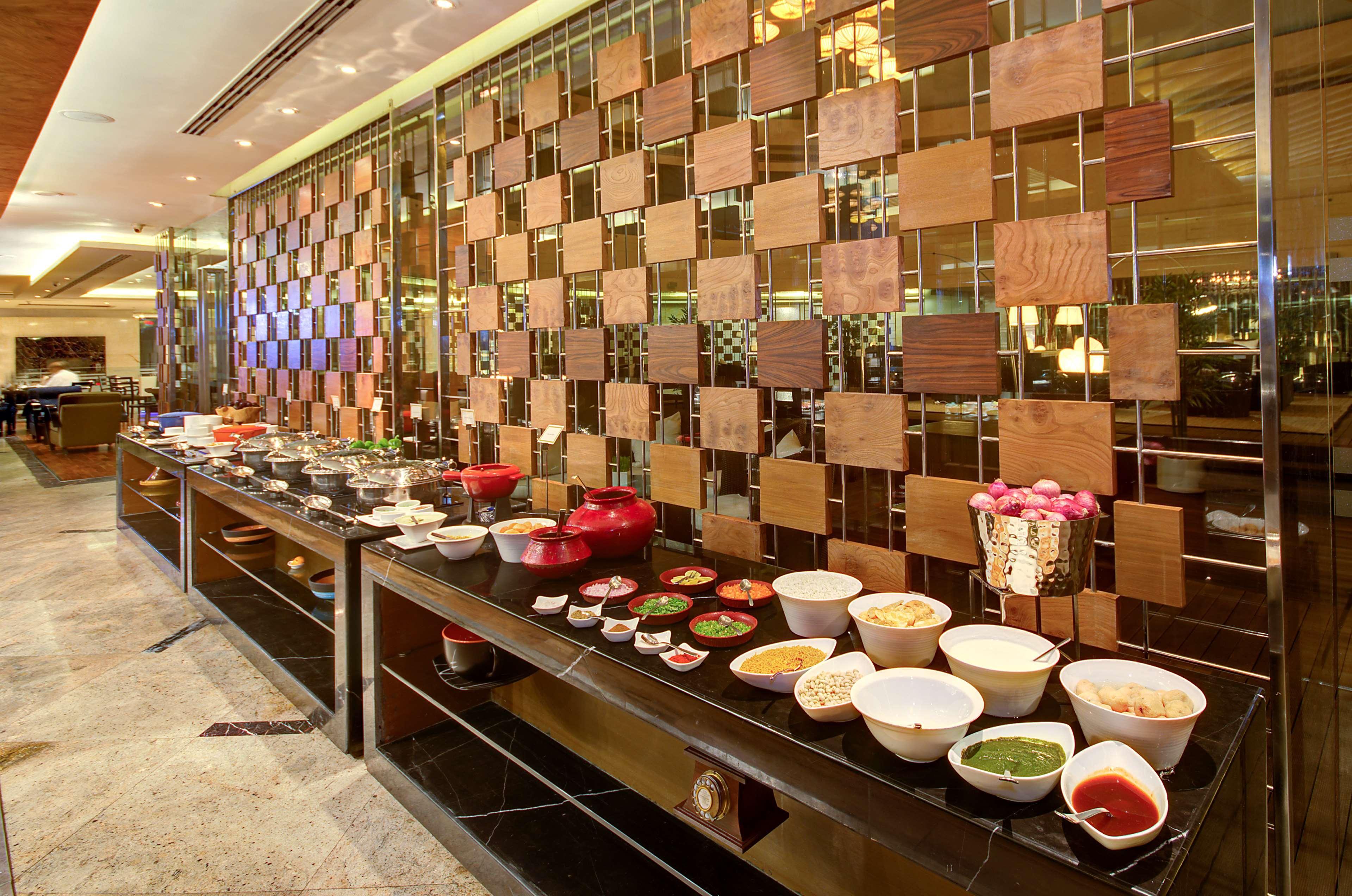 Radisson Blu Kaushambi Delhi Ncr Hotel Газиабад Екстериор снимка