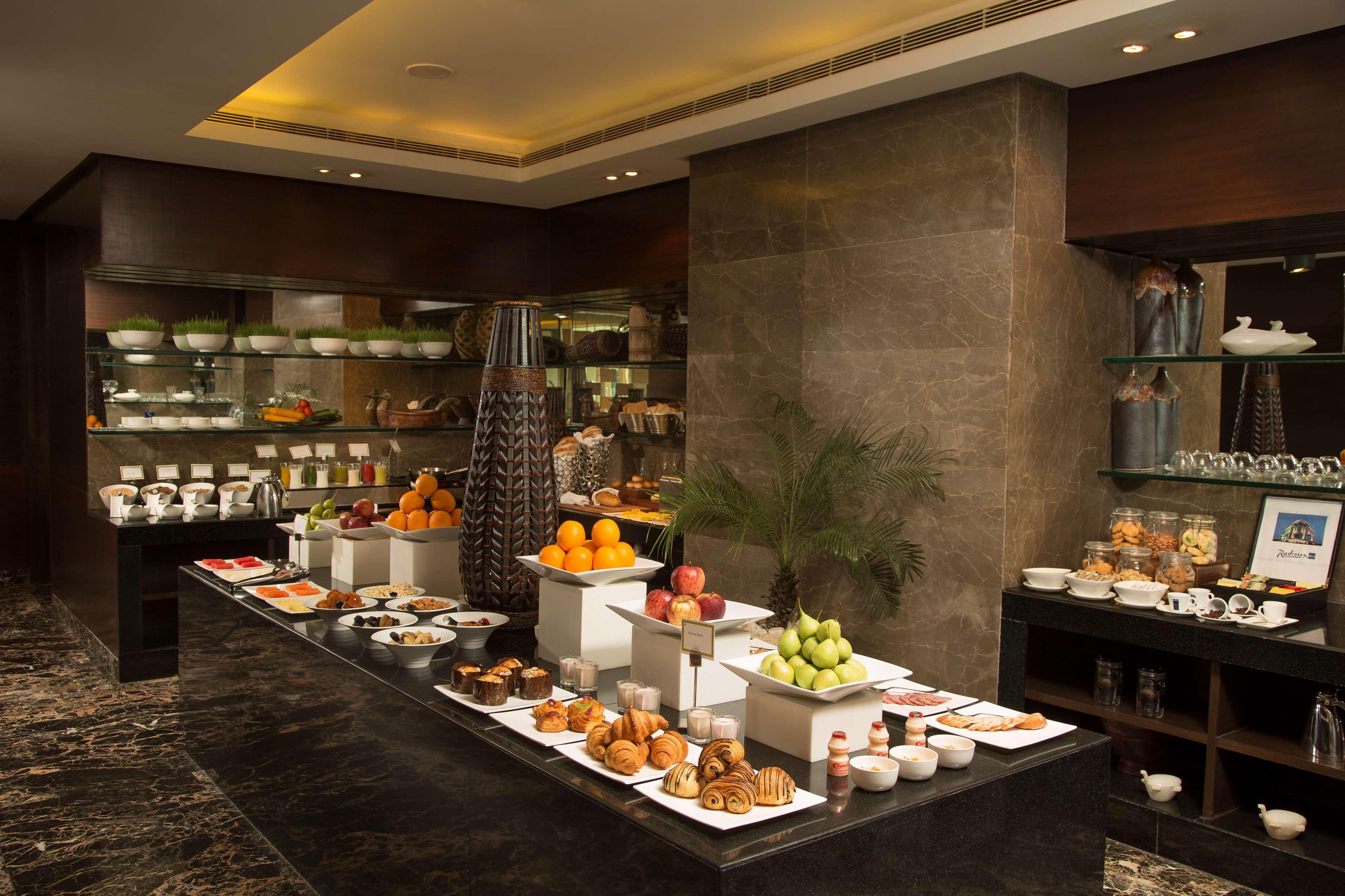 Radisson Blu Kaushambi Delhi Ncr Hotel Газиабад Екстериор снимка