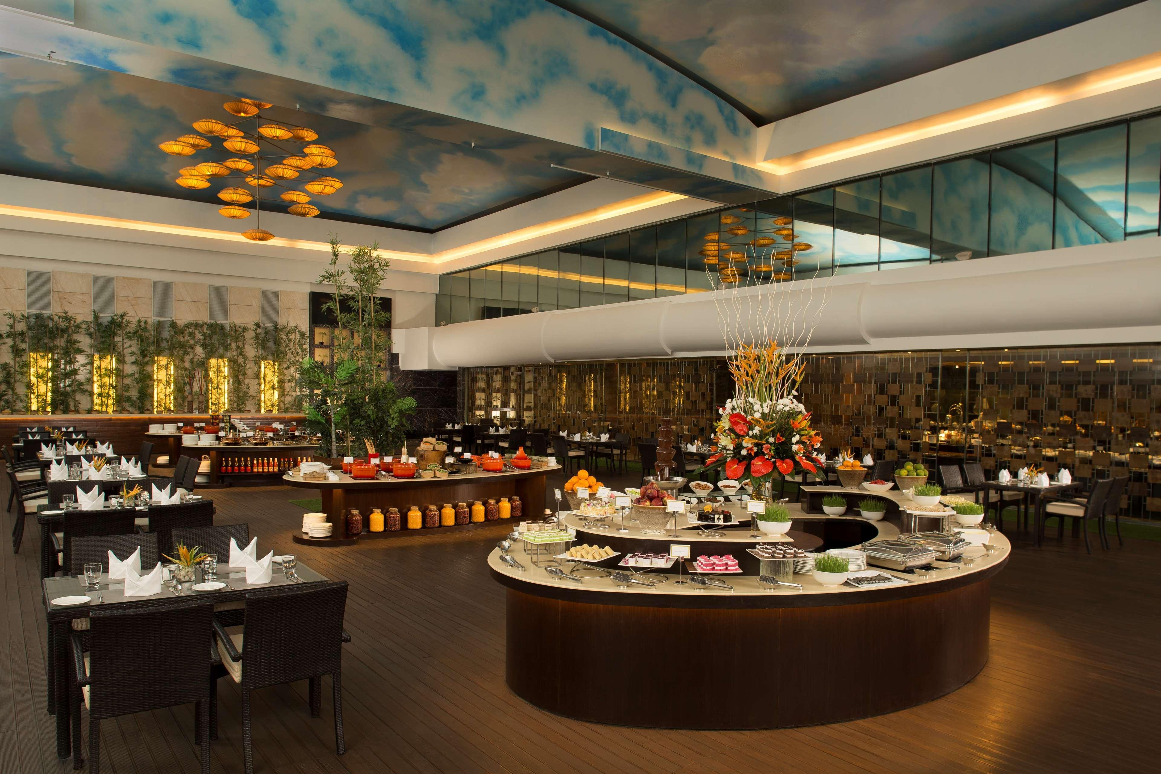 Radisson Blu Kaushambi Delhi Ncr Hotel Газиабад Екстериор снимка