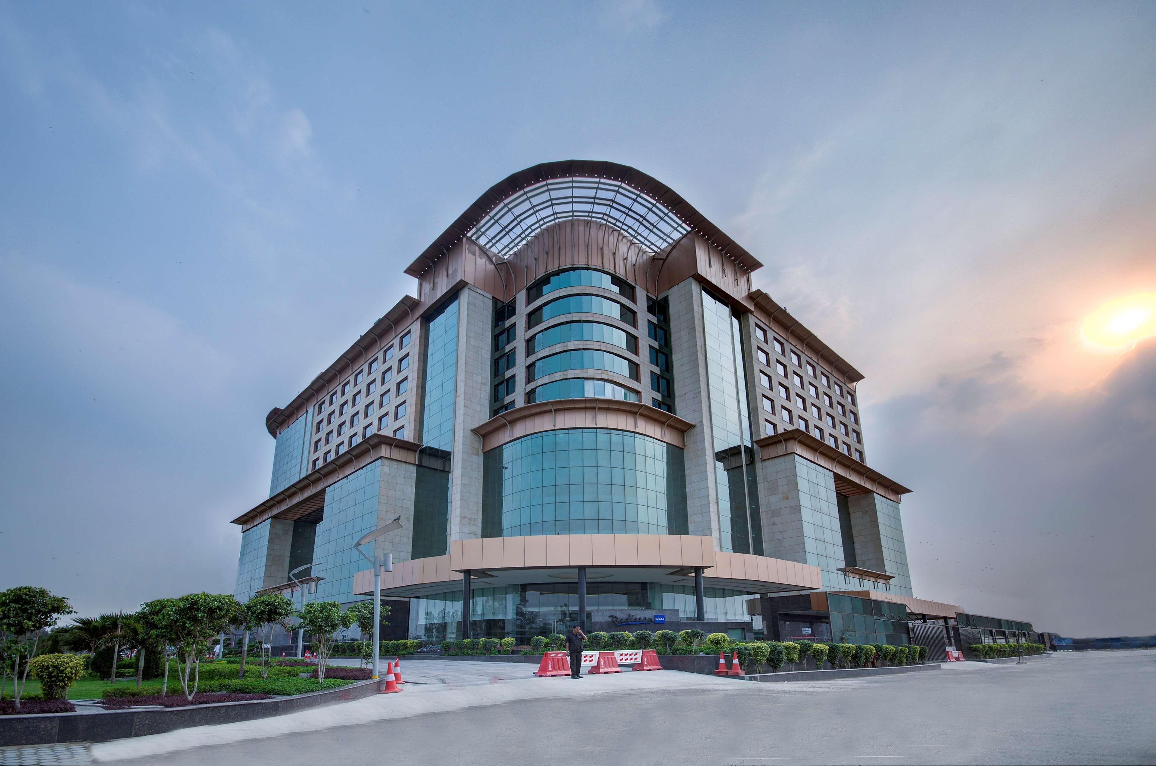 Radisson Blu Kaushambi Delhi Ncr Hotel Газиабад Екстериор снимка