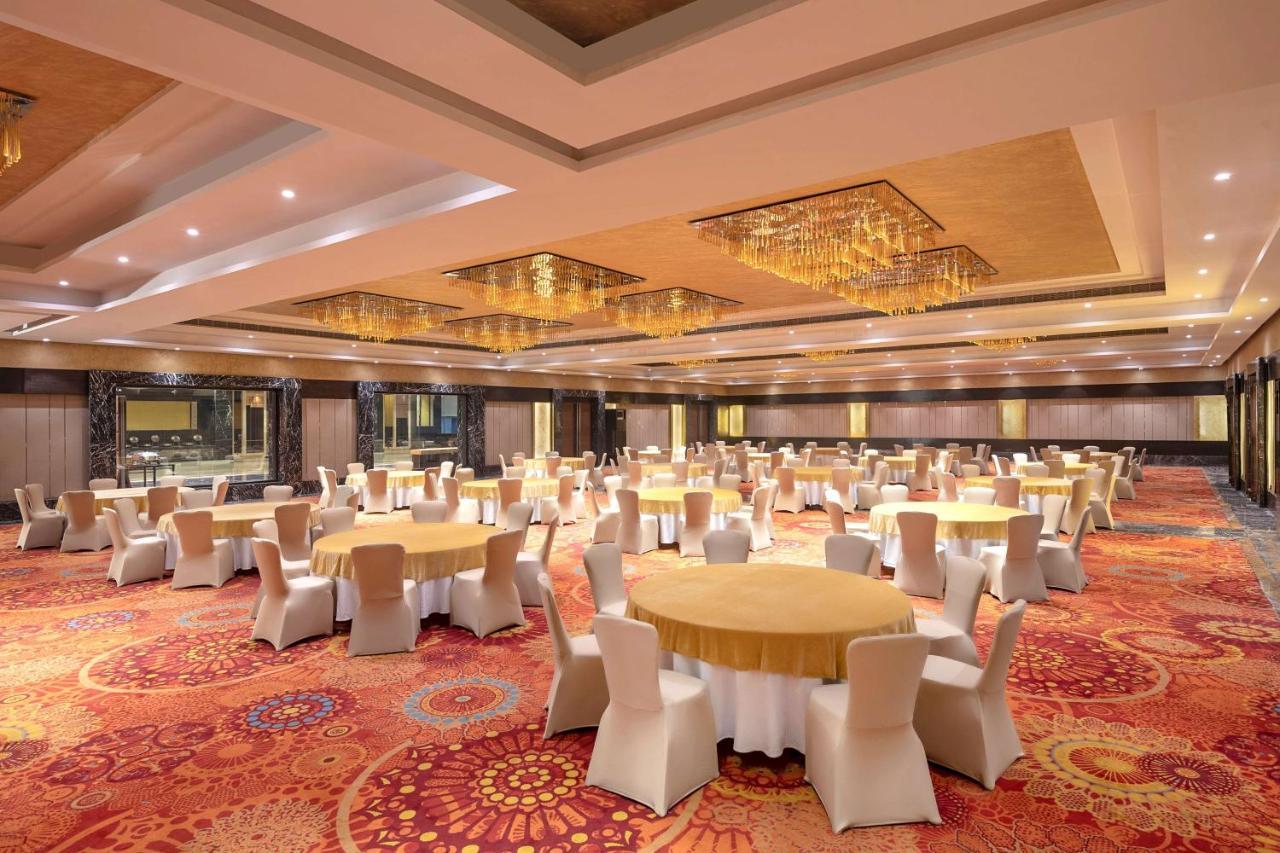 Radisson Blu Kaushambi Delhi Ncr Hotel Газиабад Екстериор снимка