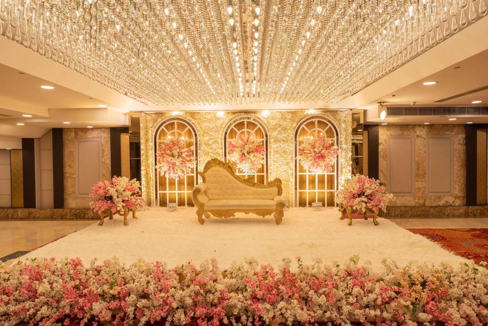 Radisson Blu Kaushambi Delhi Ncr Hotel Газиабад Екстериор снимка