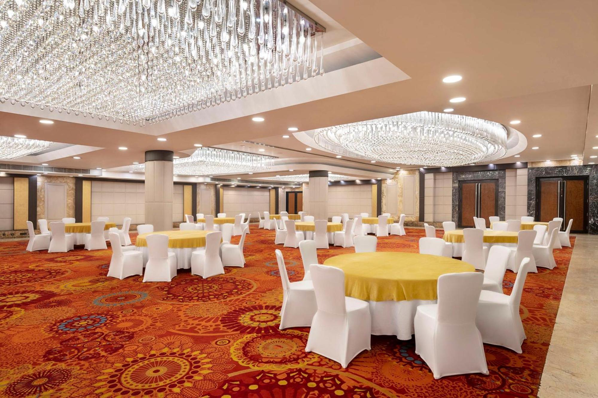 Radisson Blu Kaushambi Delhi Ncr Hotel Газиабад Екстериор снимка