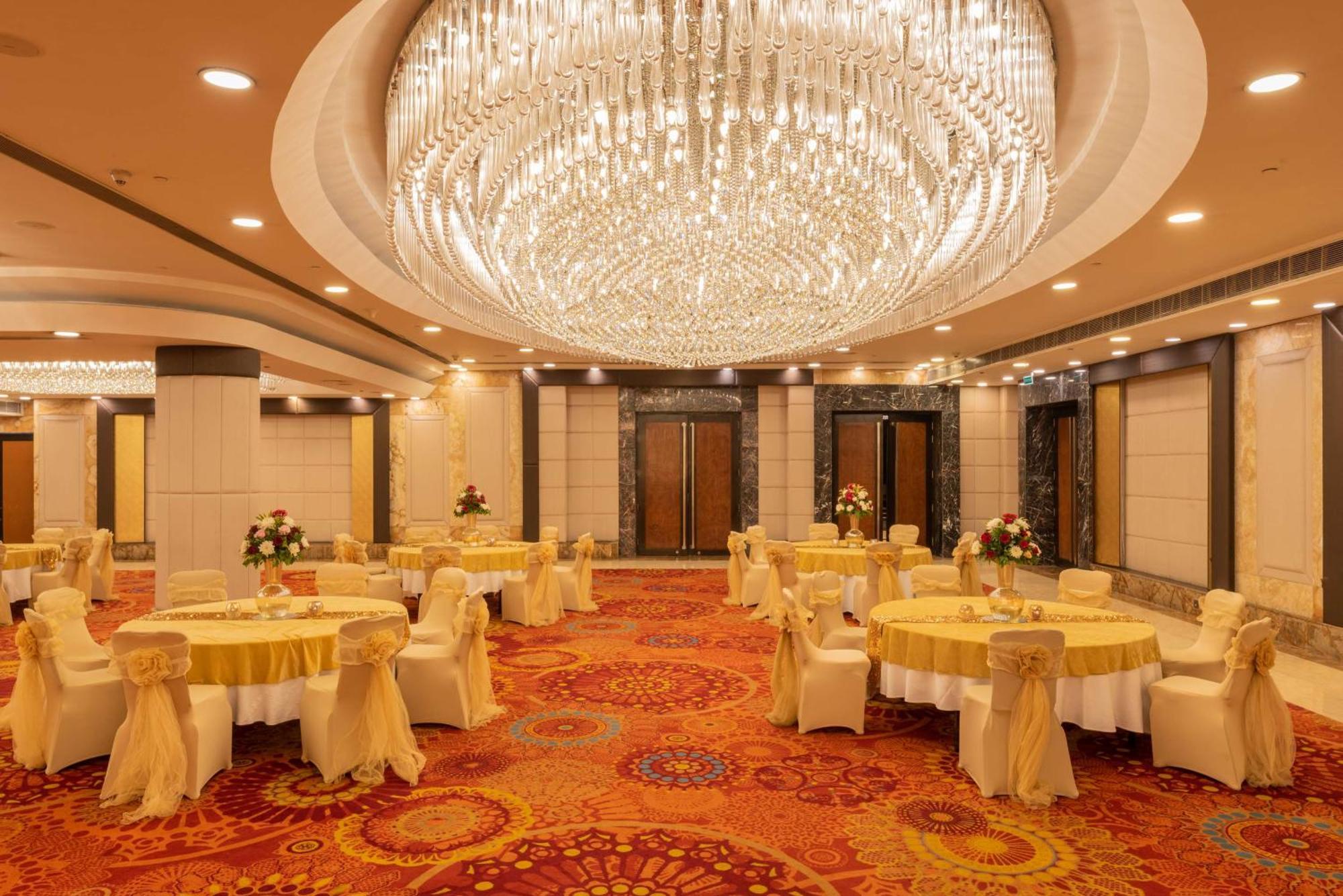 Radisson Blu Kaushambi Delhi Ncr Hotel Газиабад Екстериор снимка